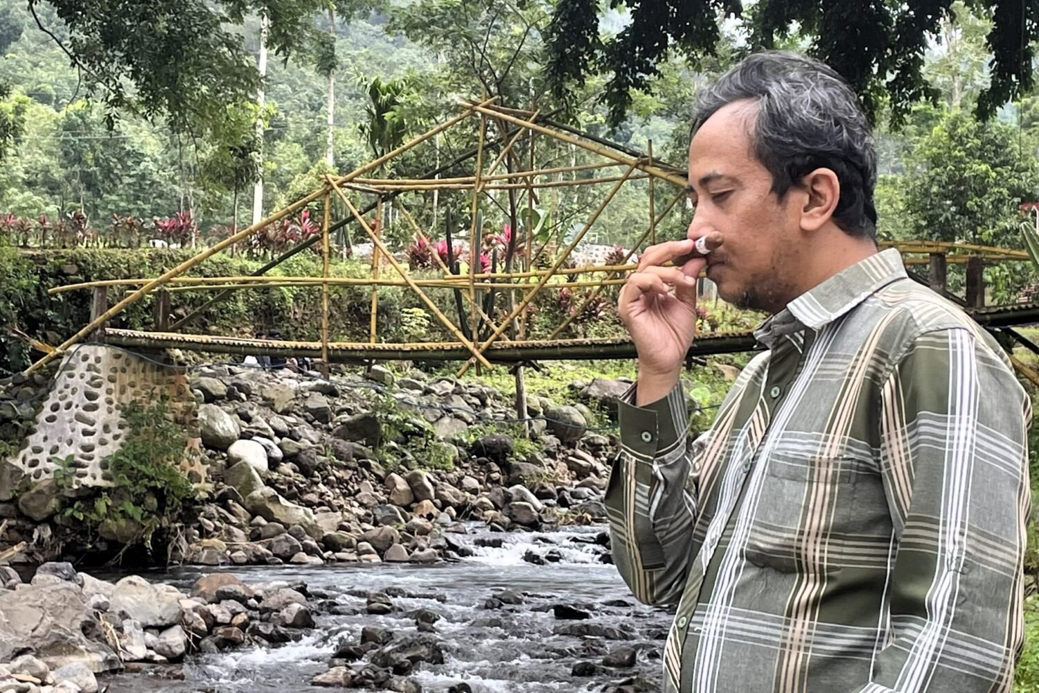 Cerita Pelan tentang Cerutu, Kopi, dan Hidup Secukupnya