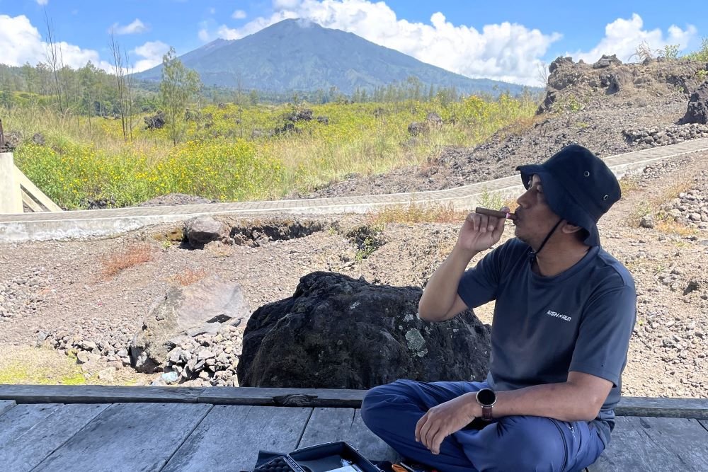 menikmati cerutu: cara sederhana melepas penat di alam terbuka