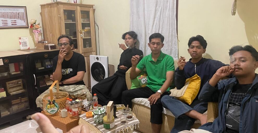 Empat Mahasiswa, Cerutu, dan Malam yang Panjang di Jember