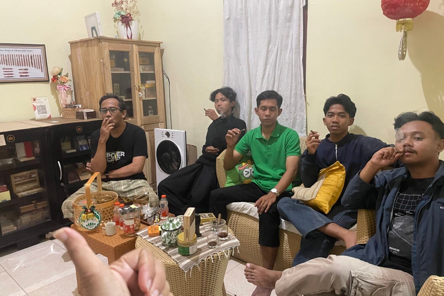 Empat Mahasiswa, Cerutu, dan Malam yang Panjang di Jember