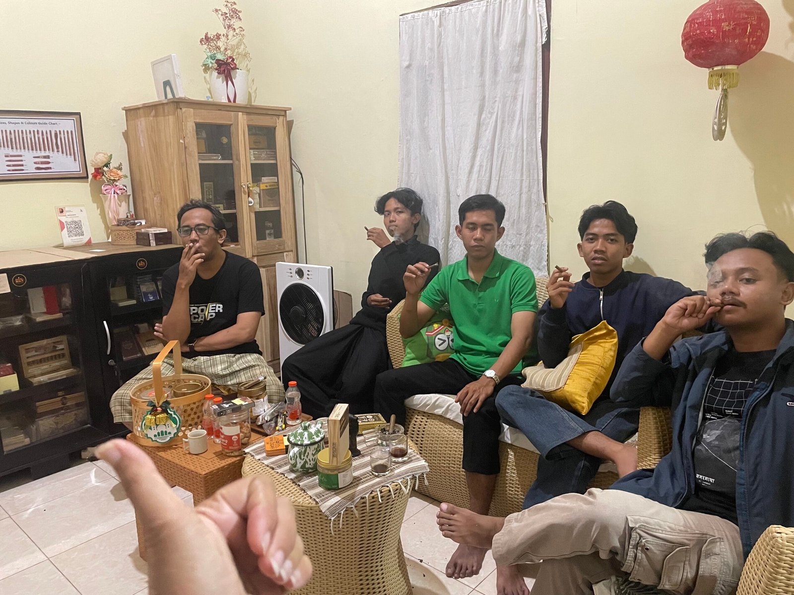 Empat Mahasiswa, Cerutu, dan Malam yang Panjang di Jember