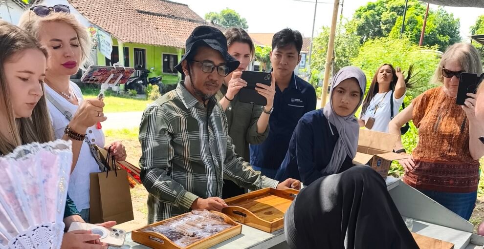 From Romania to the Cigar Factory: Sharing Indonesian Tobacco Stories with International Travelers