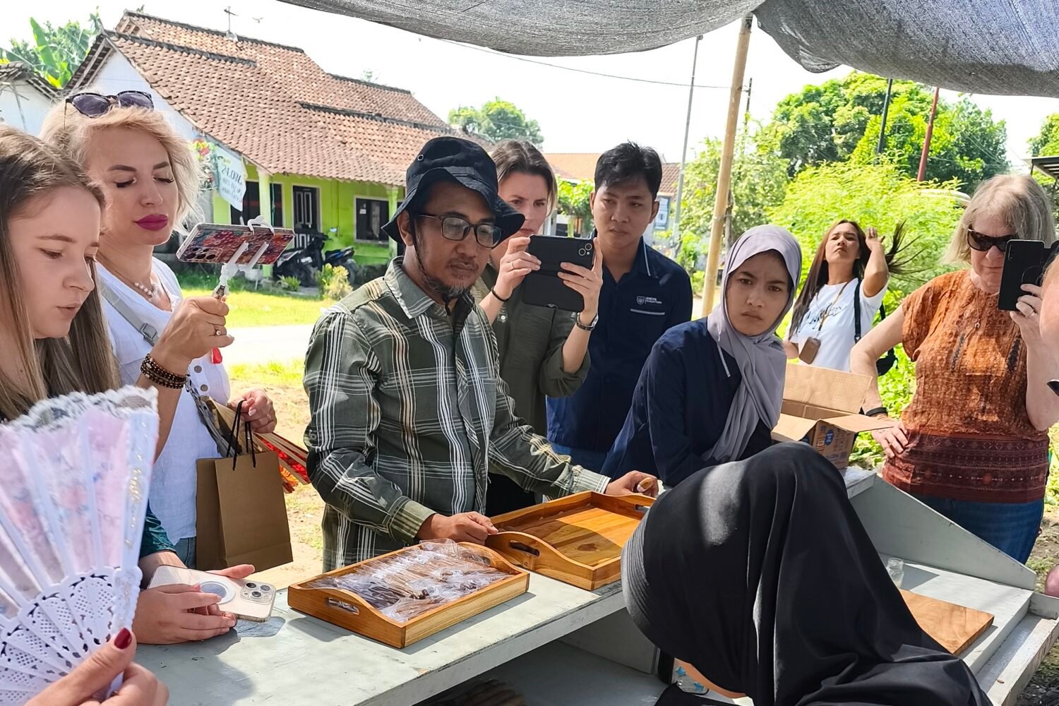 From Romania to the Cigar Factory: Sharing Indonesian Tobacco Stories with International Travelers