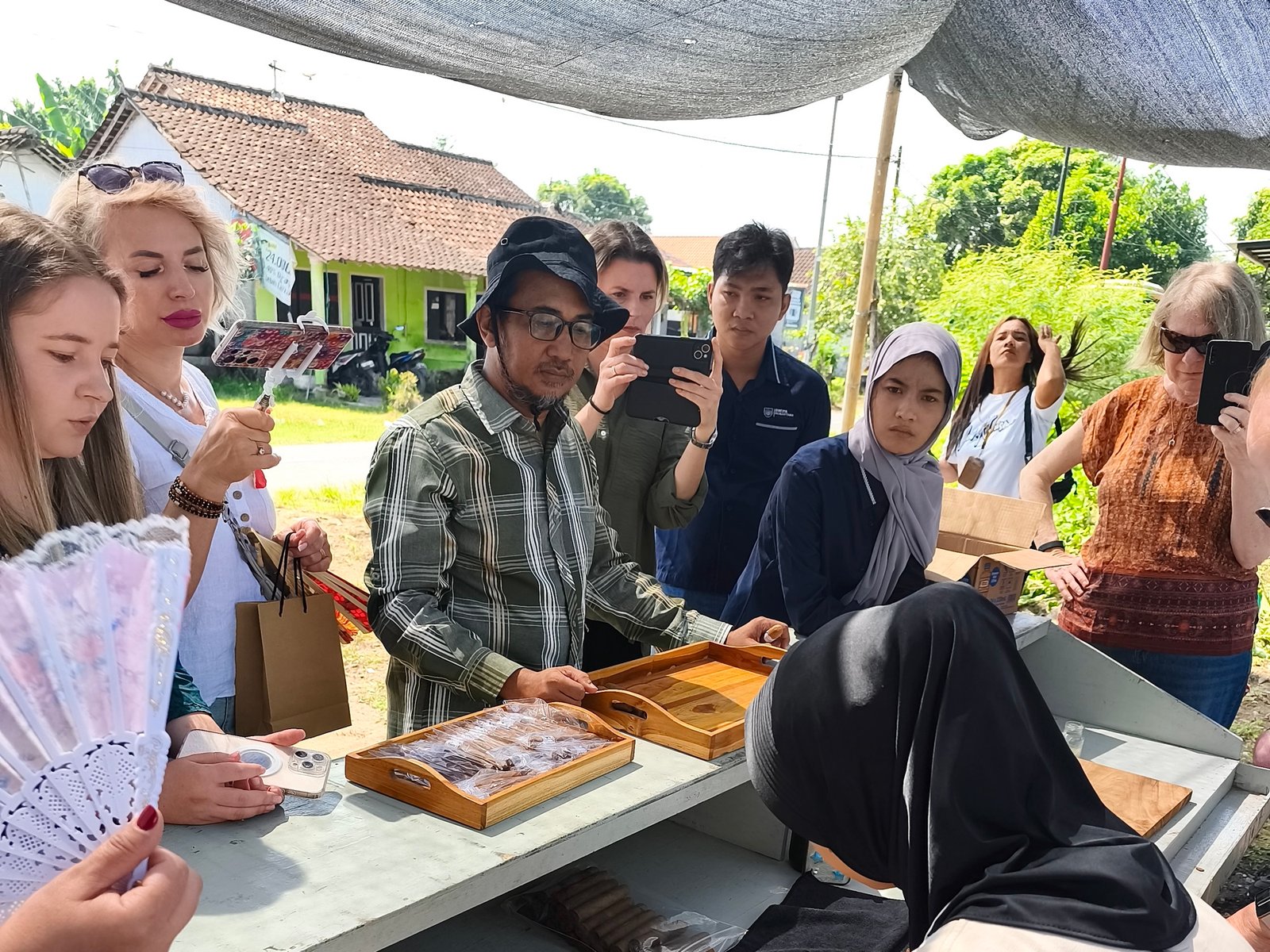 From Romania to the Cigar Factory: Sharing Indonesian Tobacco Stories with International Travelers
